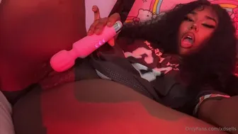 Xdsells Onlyfans slut plays pink hole