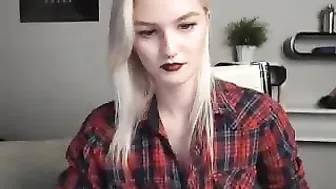 francescca20 Cute passion masturbates fingers pussy