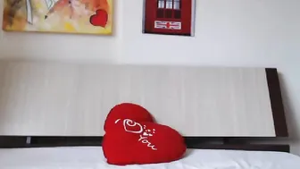 hottie_lady gently pushes the toy in her pussy