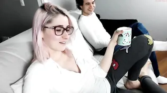 sweettrixie Busty pussy rubs clit with finger