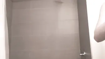 lillexie Juicy bitch caresses the clitoris