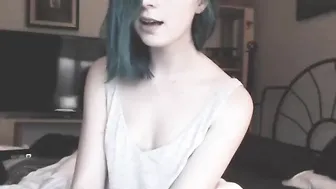 lillexie fucks her pussy