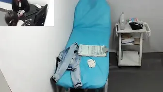 quinones_aqugust Cute lady fingering both holes