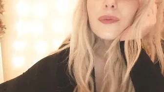 poisonrouge Dark haired slut poses nude