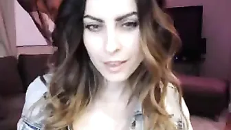 aapl Cute bitch shows off her gorgeous body