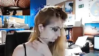 it_ariana Skinny woman zhahaetsya with a dildo