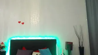yummyom Incredible shows off gorgeous boobs