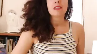 evabelle Dark haired bitch gently pulls pussy