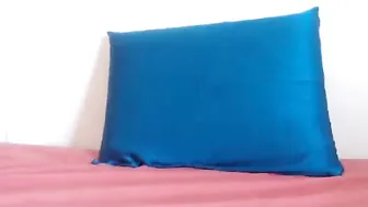 lily_jake Minx in hat caresses clit