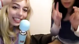strawberryjuju Cute girls fuck with a bottle