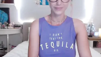ami_white massages the clitoris in the car