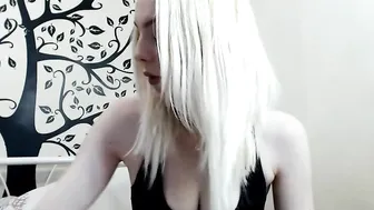 rosesarered97 Busty bitch fucks her shaved pussy