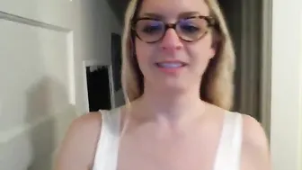 hannah_banana_xo Busty chick rubs her body with oil