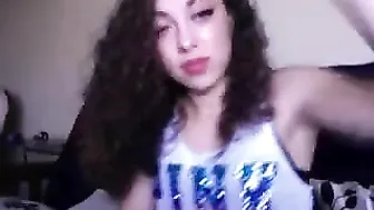 kailahlovee passionately pulls her pussy