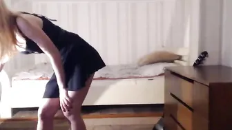 jerkouthey Courtesan takes off her tights, showing charms