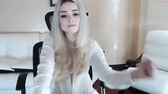 staceywood pulling hair down