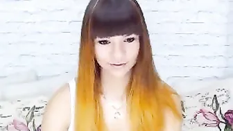 aksaria Luxurious curvy masturbates shaved pussy