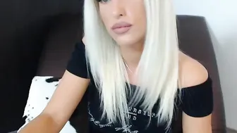 allesia Experienced bitch spreads her legs