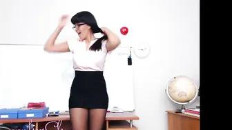 livecleo Modest slut tells interesting stories on camera