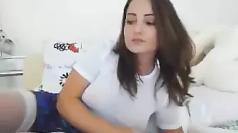 nivea with dildo relaxes her shaved vagina