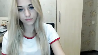 niceblondgrl Amazing slut is hot fucking her holes