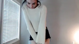 Elfiex Pretty hottie fucks herself