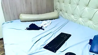 inessafox Pretty lady gently masturbates cunt