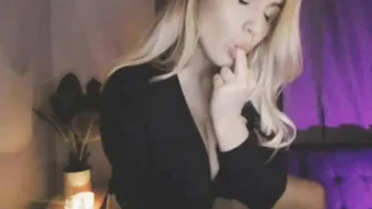 Bleu Neformalochka masturbates with a vibrator