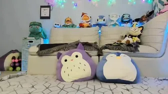 starpowerrr Charming girl plays with two toys