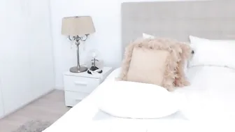 L_U_A Busty bitch jerking her pussy with phallus