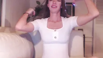 nikiskyler Cute brown hair is played with pussy