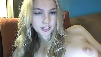 lilyivy MILF with tattoos jerks off her cunt