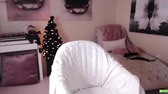 lace888 Gorgeous beast jumping on a dildo