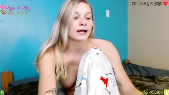 ryan_n_riley Crazy chick is jerking off her pussy