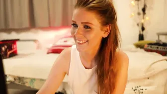 little mystery Pretty hottie fucks herself