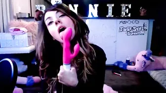 Bonniebruise Sweet lady caresses pussy