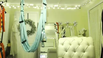 skye_evans Naked babe demonstrates chocolate body