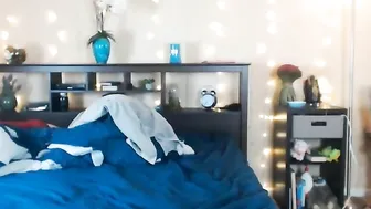 lizrose90 Sexy babe hammering herself in both slits