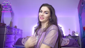 chroniclove Courtesan caresses juicy holes