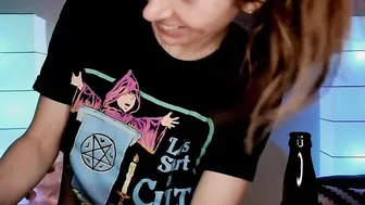 missolive Gorgeous chick fucks cunt with phallus