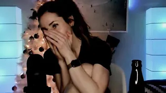missolive Gorgeous chick fucks cunt with phallus