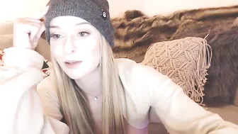 alexa Busty bitch jerking her pussy with phallus