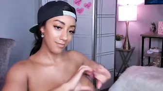 ariana_gray Female in stockings rubs her clit with fingers