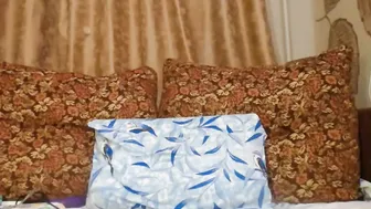 only_julia Spectacular bitch jerks off juicy pussy