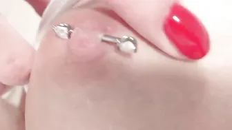 topskinny Young bitch caresses shaved holes