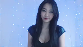 MissReinaT Pretty girl puts on beautiful boobs