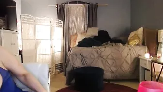 xo_morgan caresses his tits