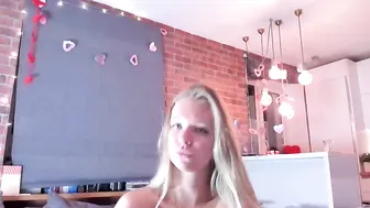 wondervera Slender chica dances in underwear