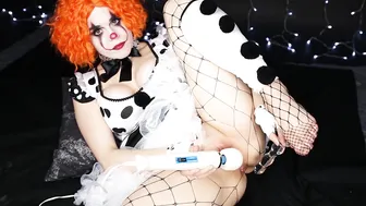 ScarlettFoxPlay close-up of beautiful breasts