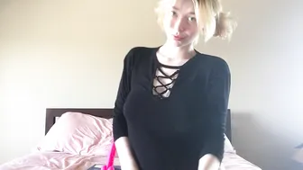 Missttxo having fun on the bed